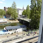 Nid Douillet Au Bord De L\'Erdre